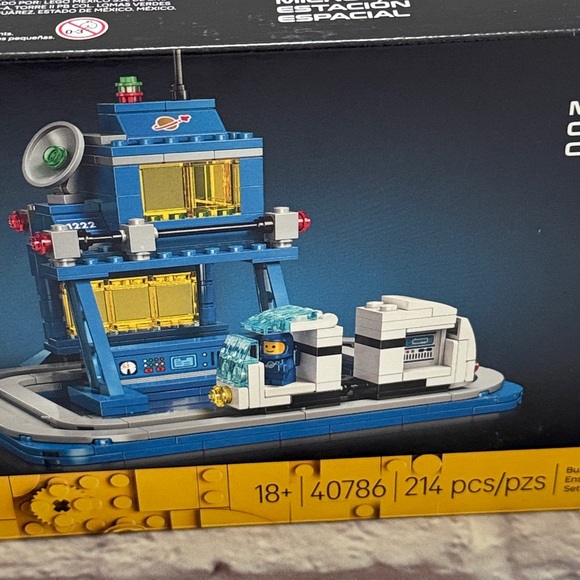 LEGO Micro Command Center Set - Picture 2 of 3